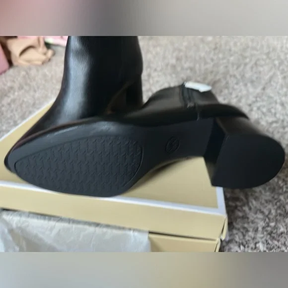 NWT New In Box MICHAEL MICHAEL KORS
Alane Pebbled Leather Ankle Boot Size 8.5 - Picture 6 of 11